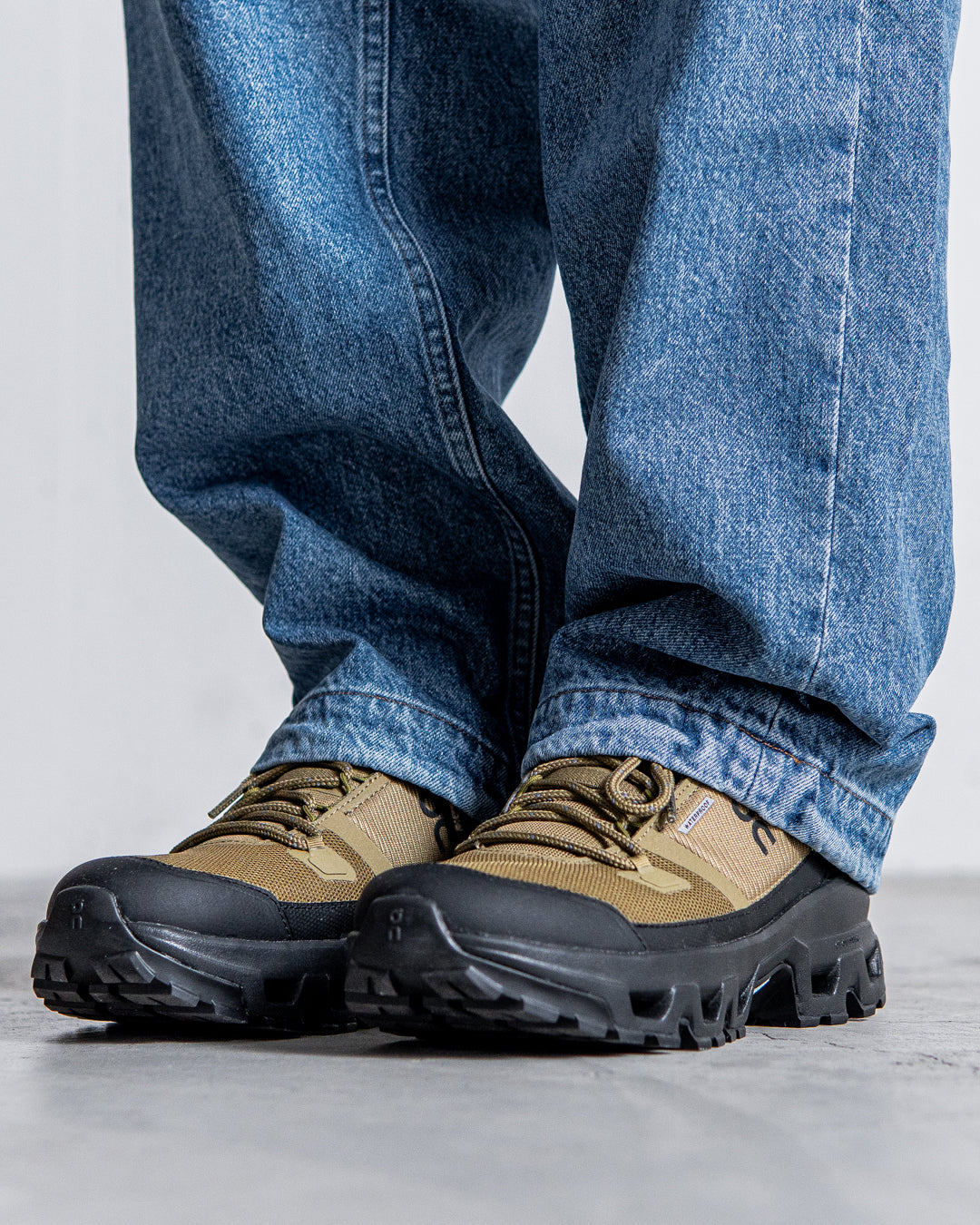 UNTRACE DENIM STRAIGHT PANTS BLEACH