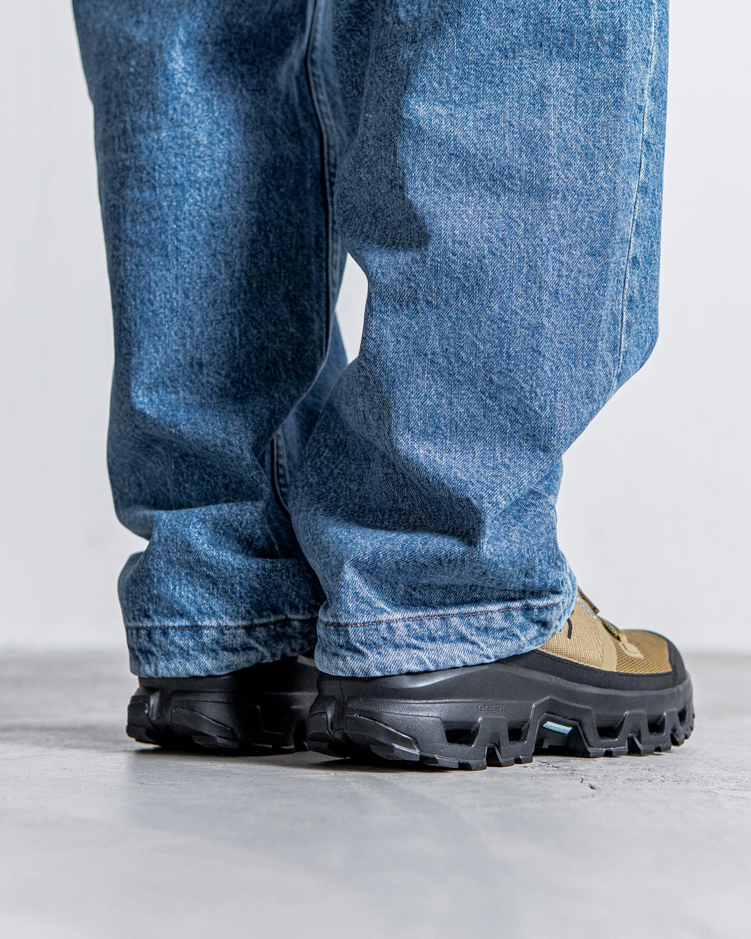 UNTRACE DENIM STRAIGHT PANTS BLEACH