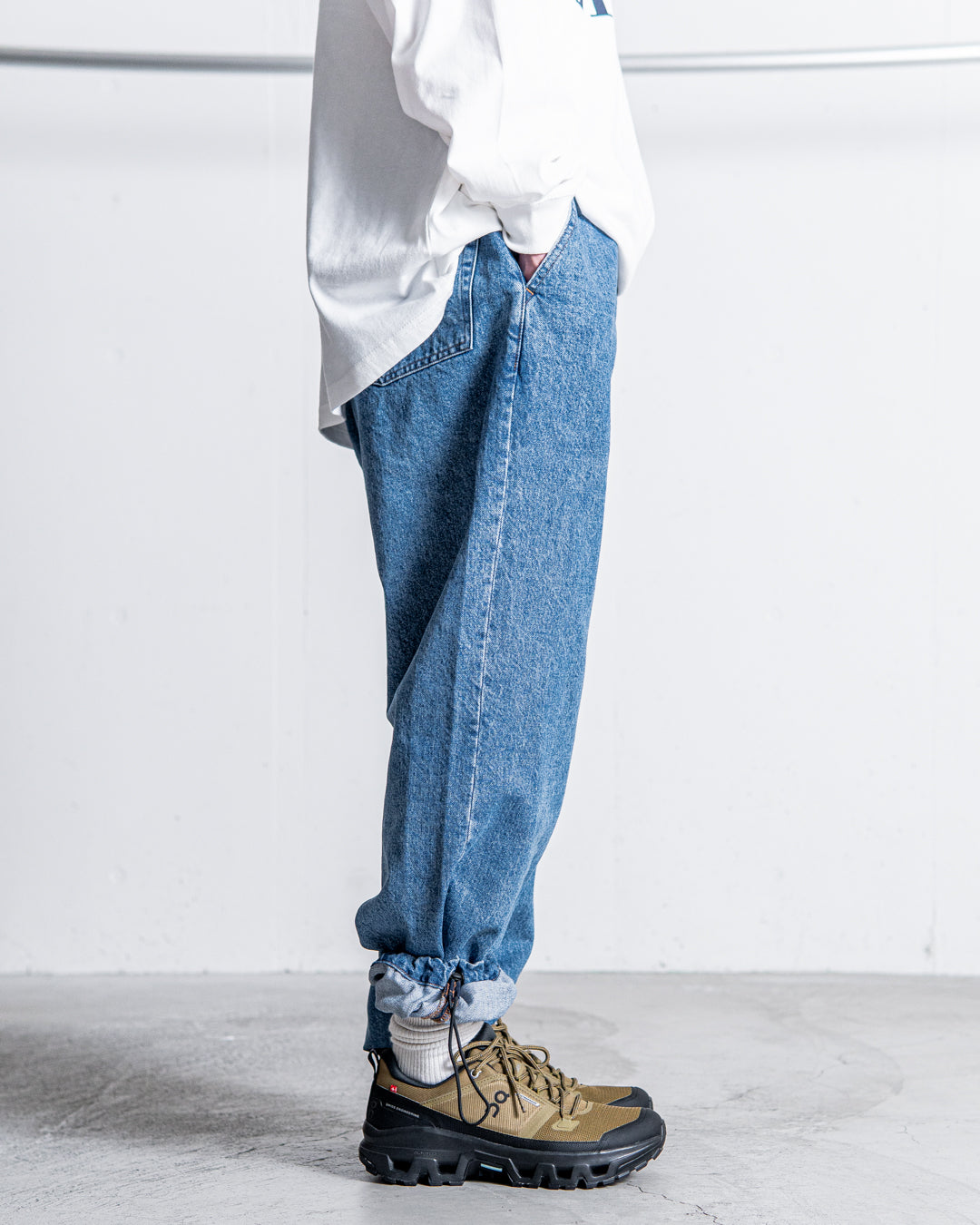 UNTRACE DENIM STRAIGHT PANTS BLEACH