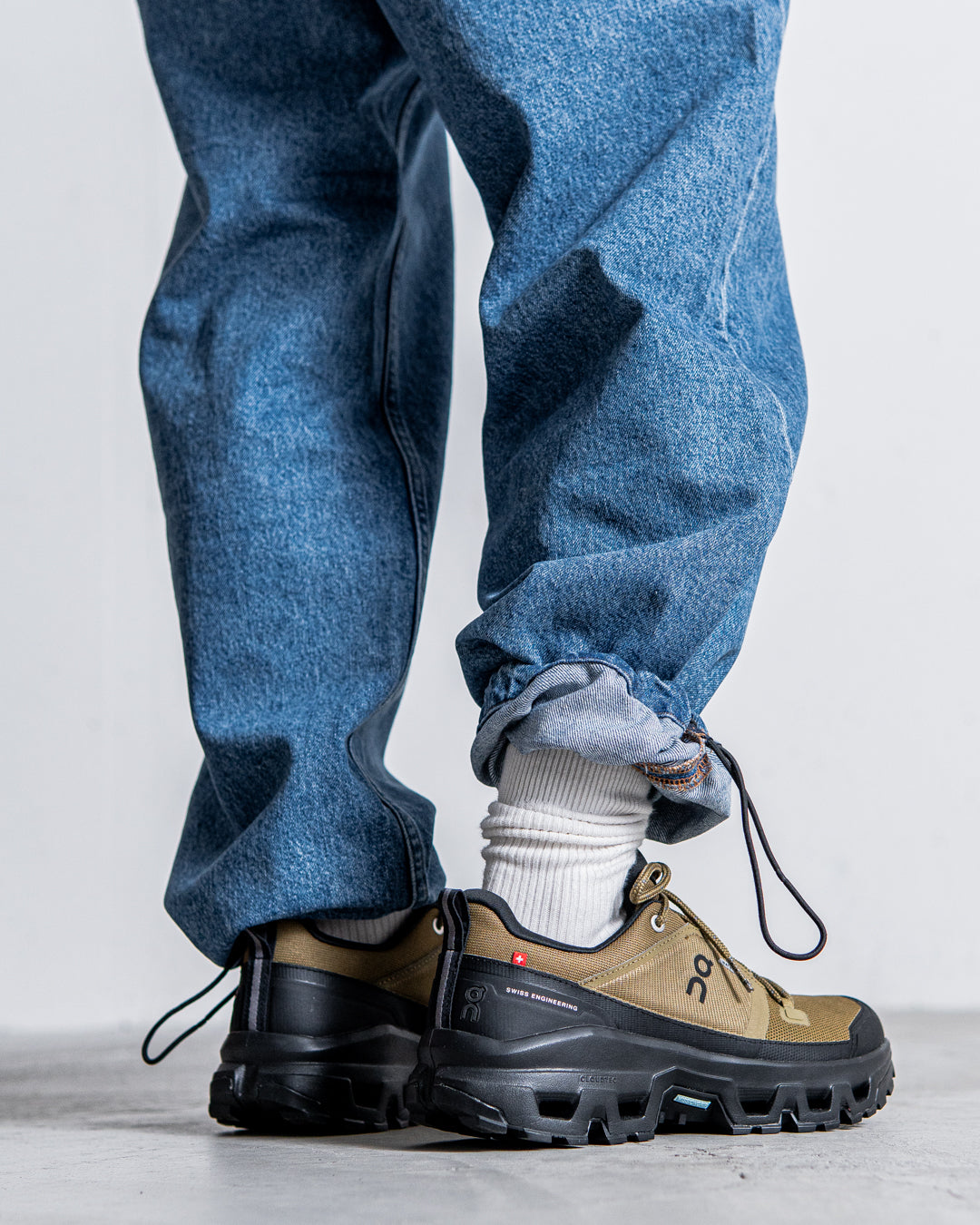 UNTRACE DENIM STRAIGHT PANTS BLEACH