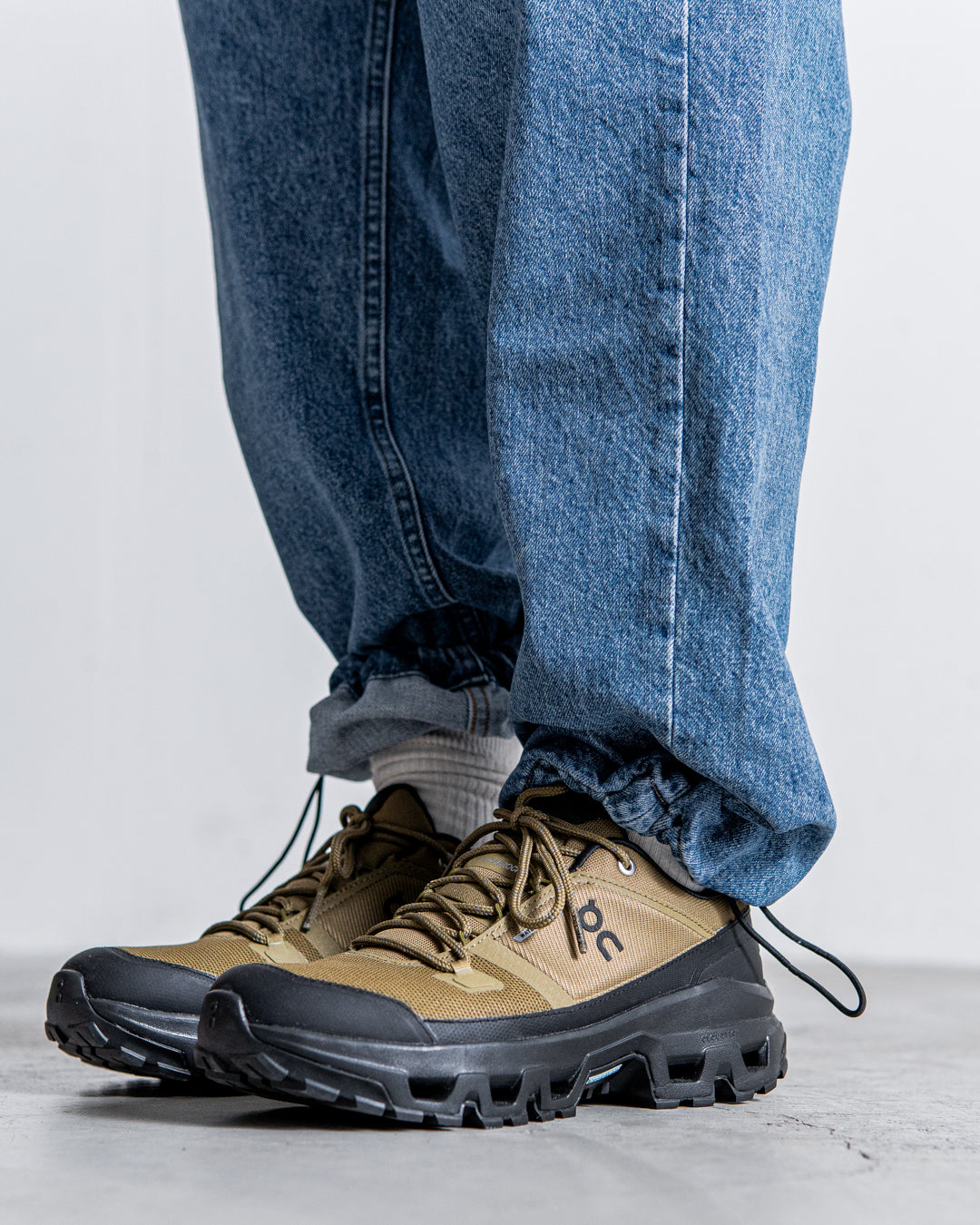 UNTRACE DENIM STRAIGHT PANTS BLEACH