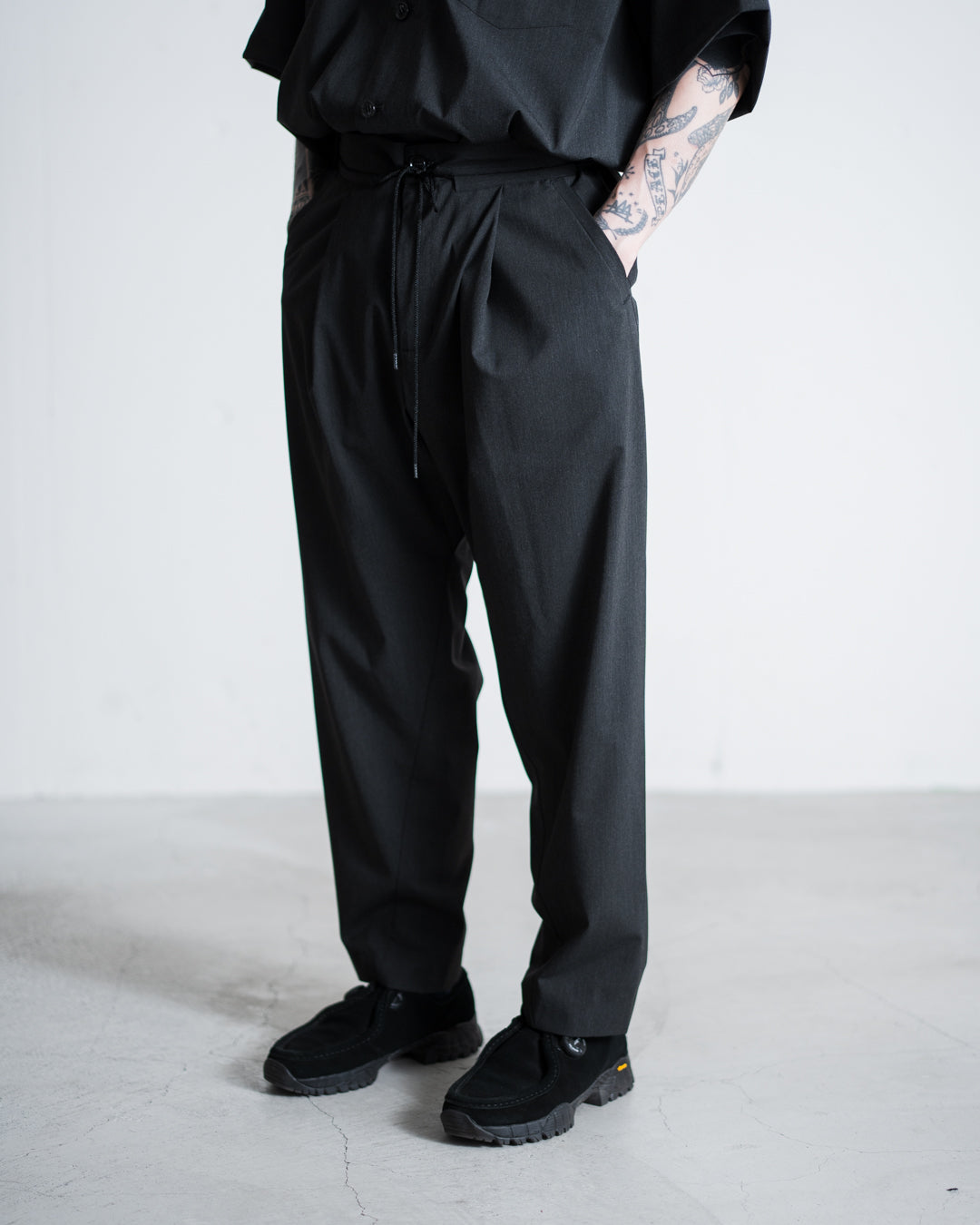 is-ness GUSSET CROTCH PANTS