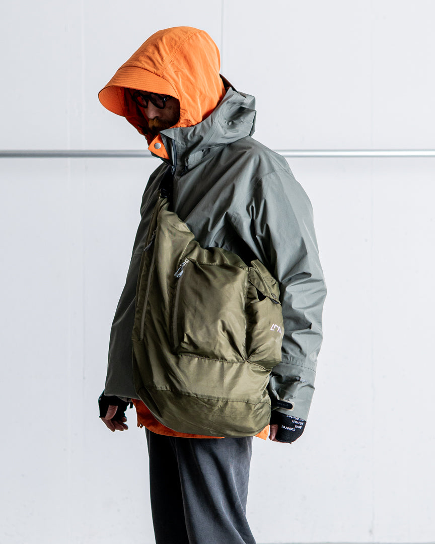 CMF OUTDOOR GARMENT ROLL BAG