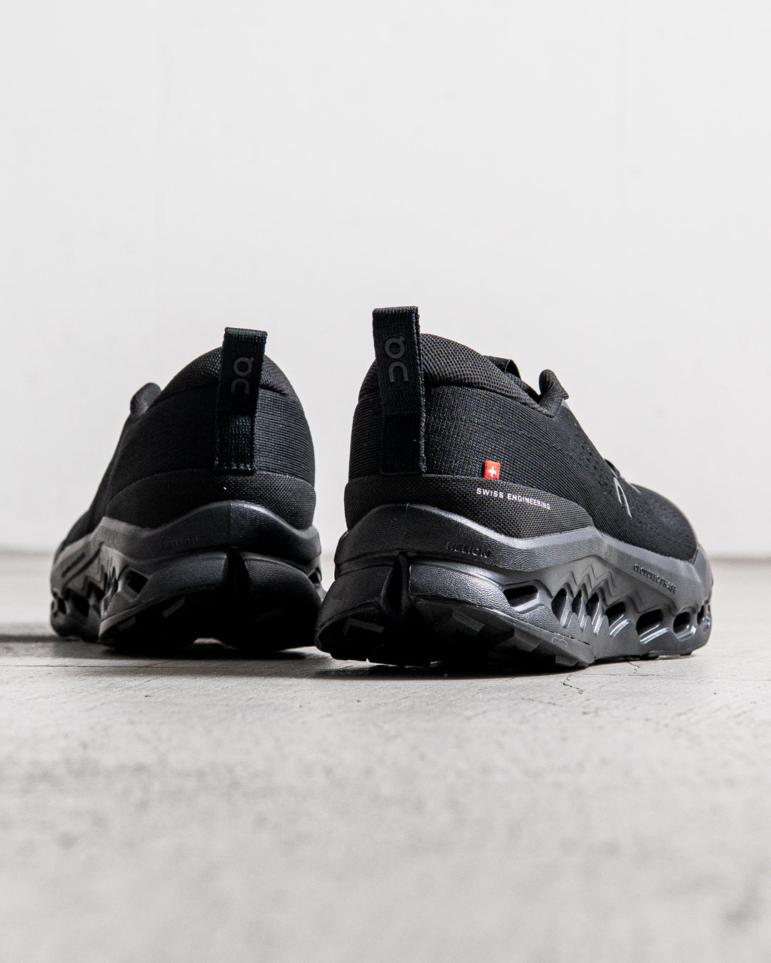 On Cloudsurfer Trail 2 Black / Ecllpse