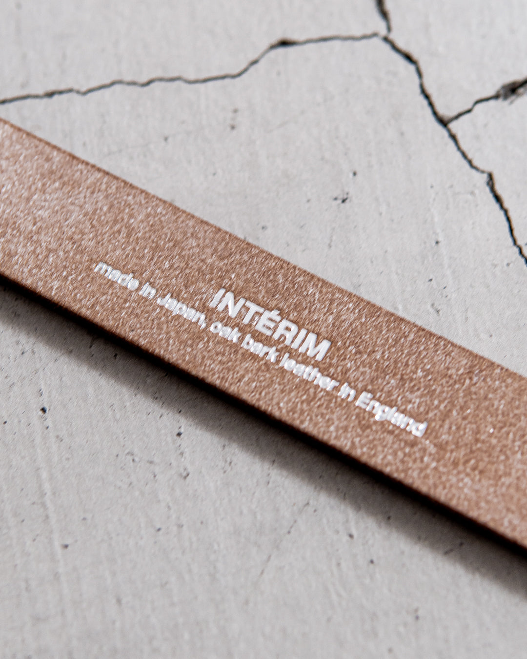 INTERIM CROSS GRAIN OAK BARK LEATHER BELT (DARK STAIN) 25,30mm