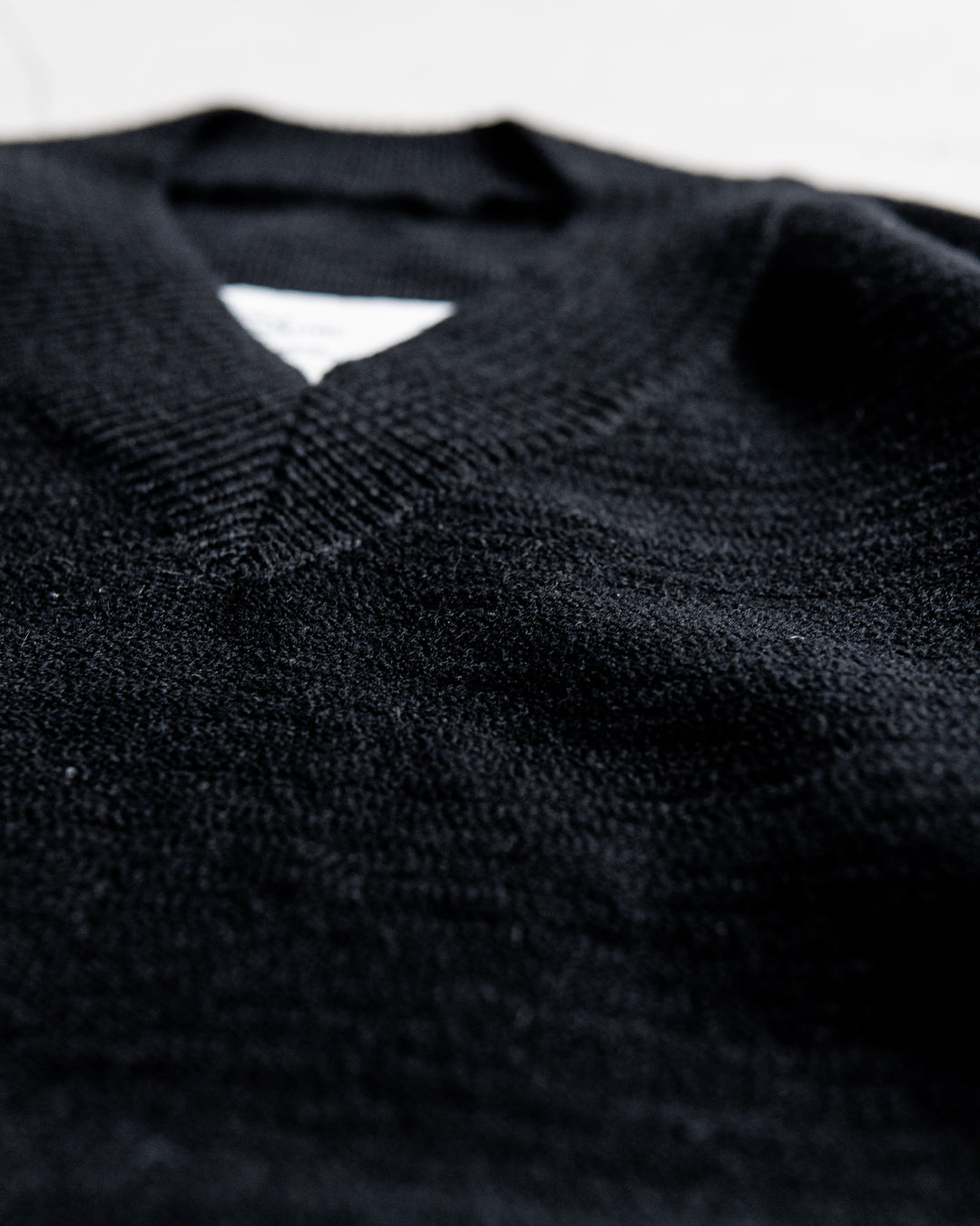 UNTRACE V-NECK PULLOVER KNIT_209