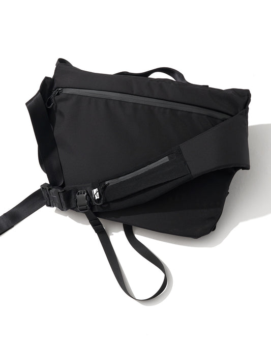 CMF OUTDOOR GARMENT MESSENGER BAG