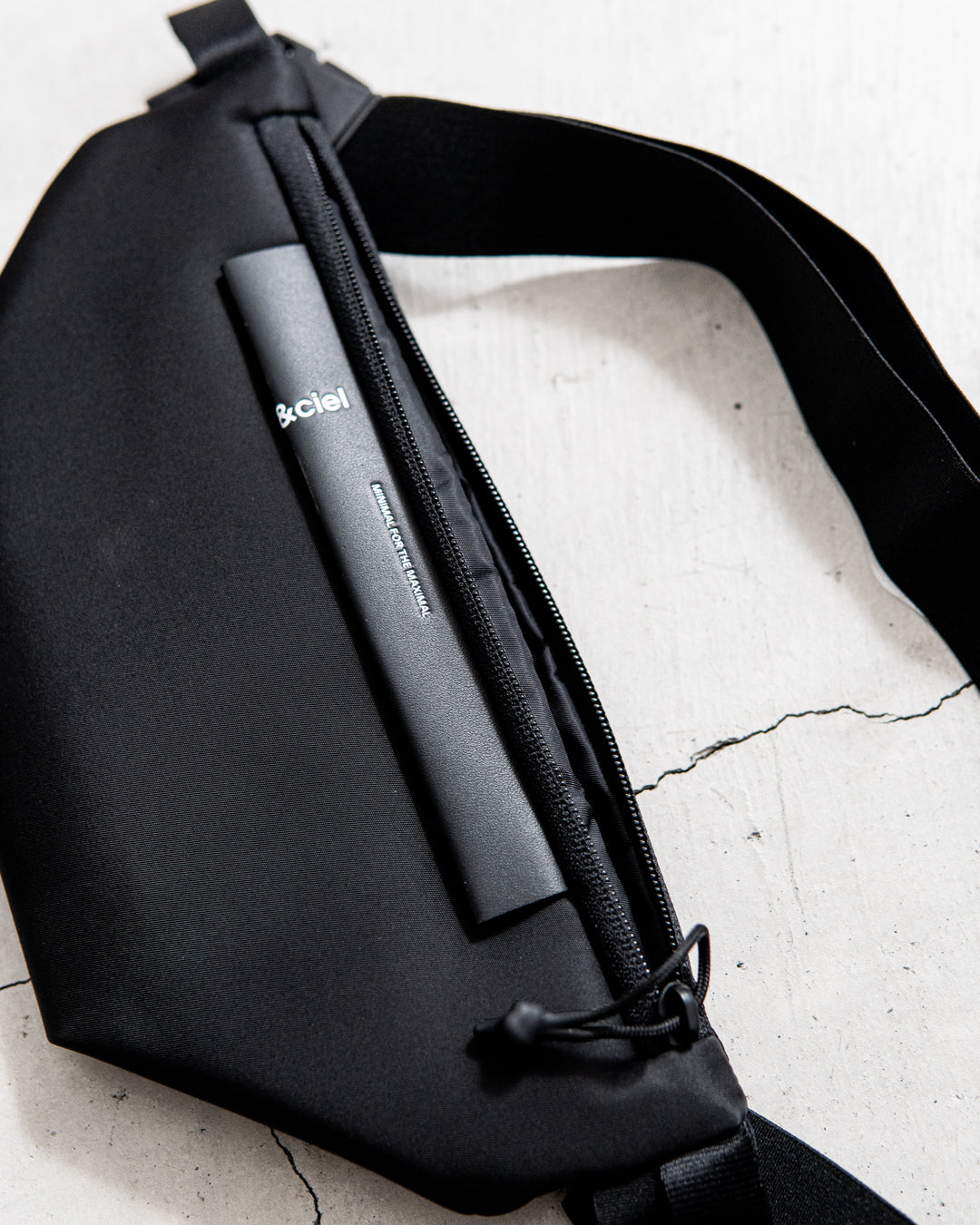 通販] cote&ciel Isarau XS Sleek Black 商品ページ – fazeone