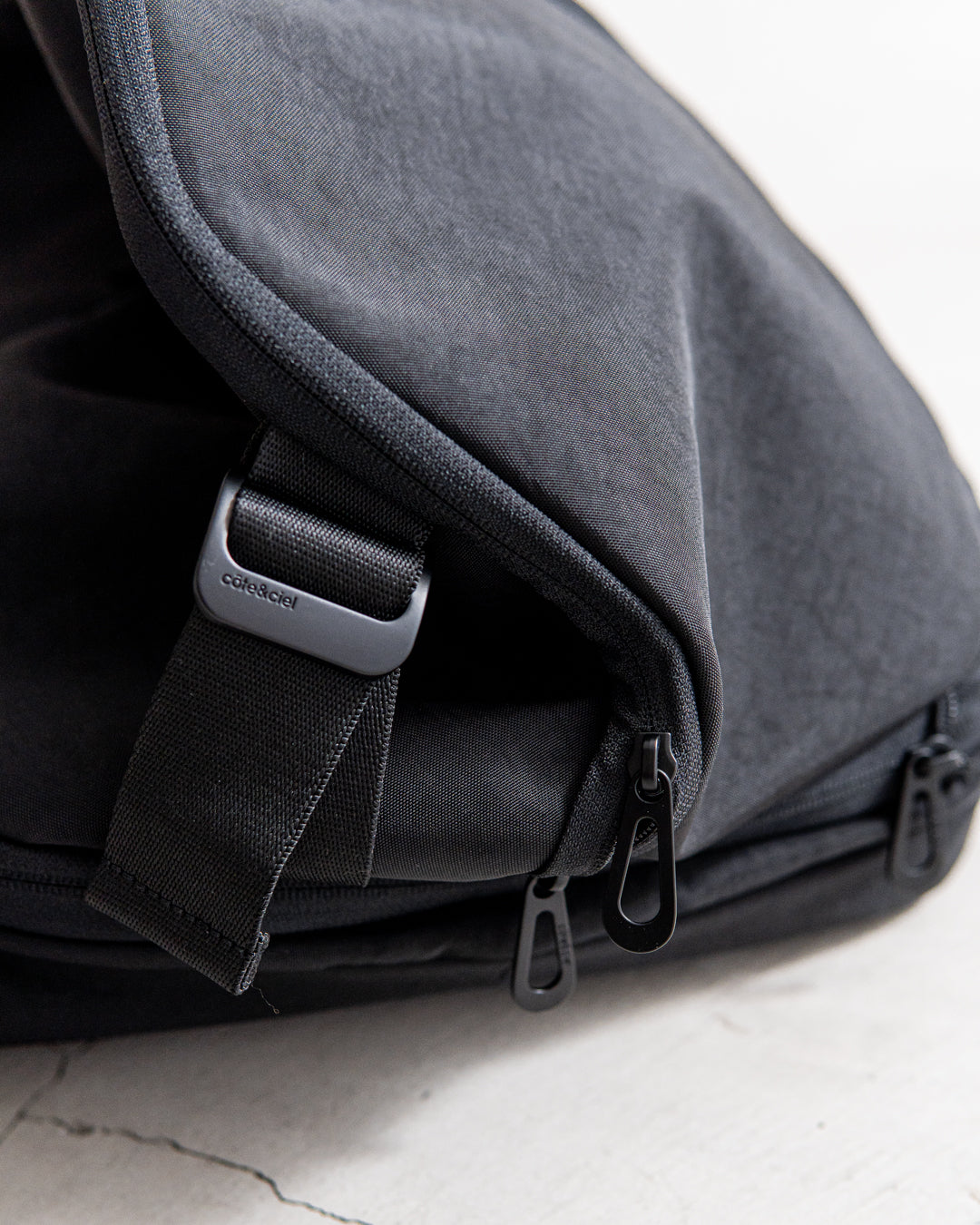 cote&ciel Isar M Round Carbon Black