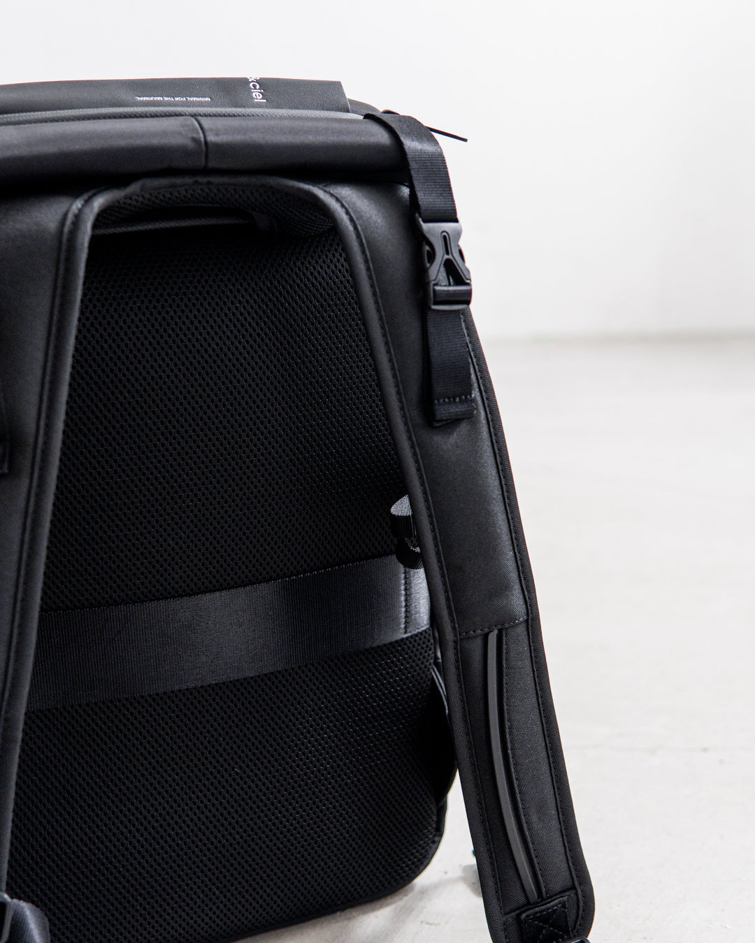 cote&ciel Saru Sleek Black