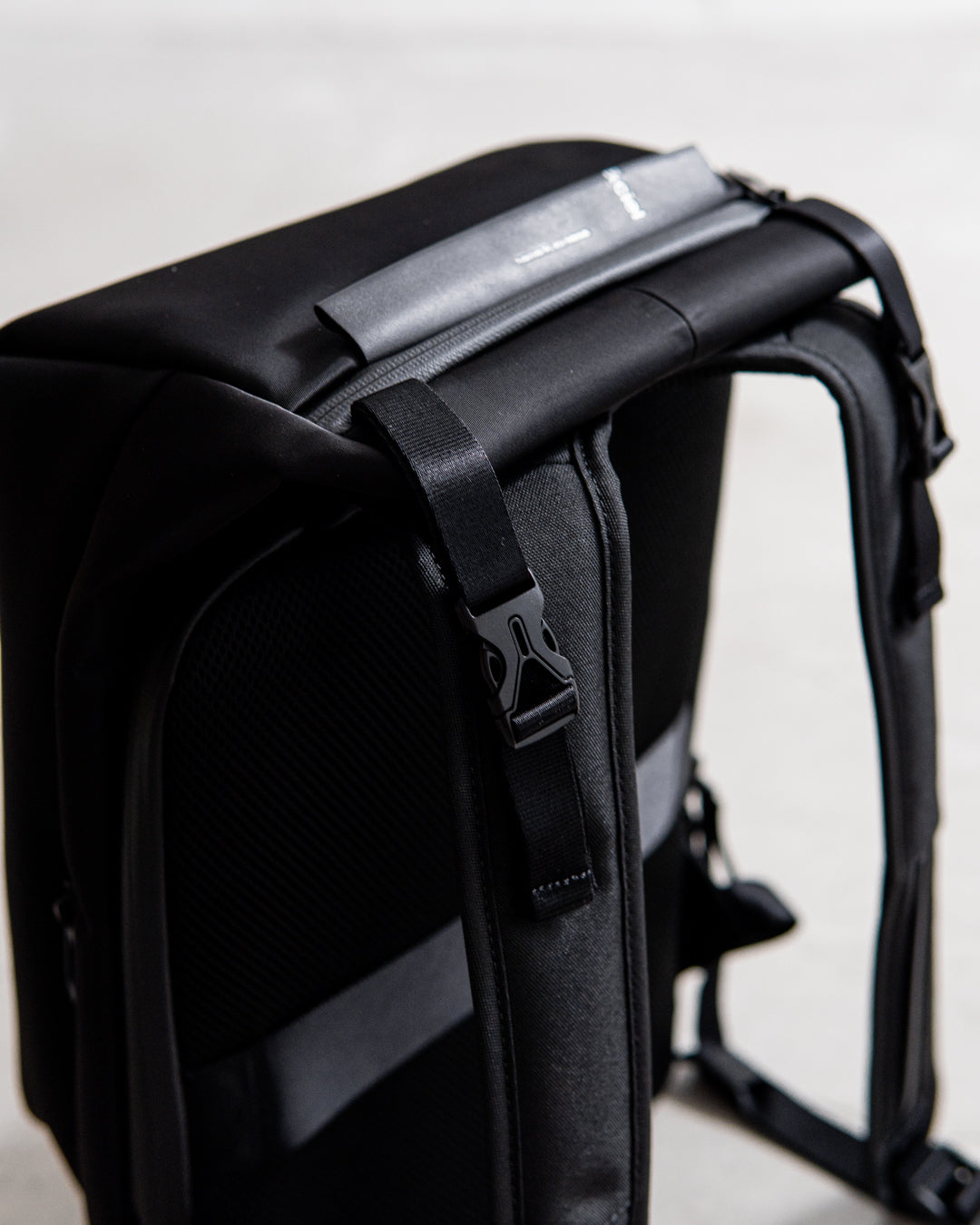 cote&ciel Saru Sleek Black