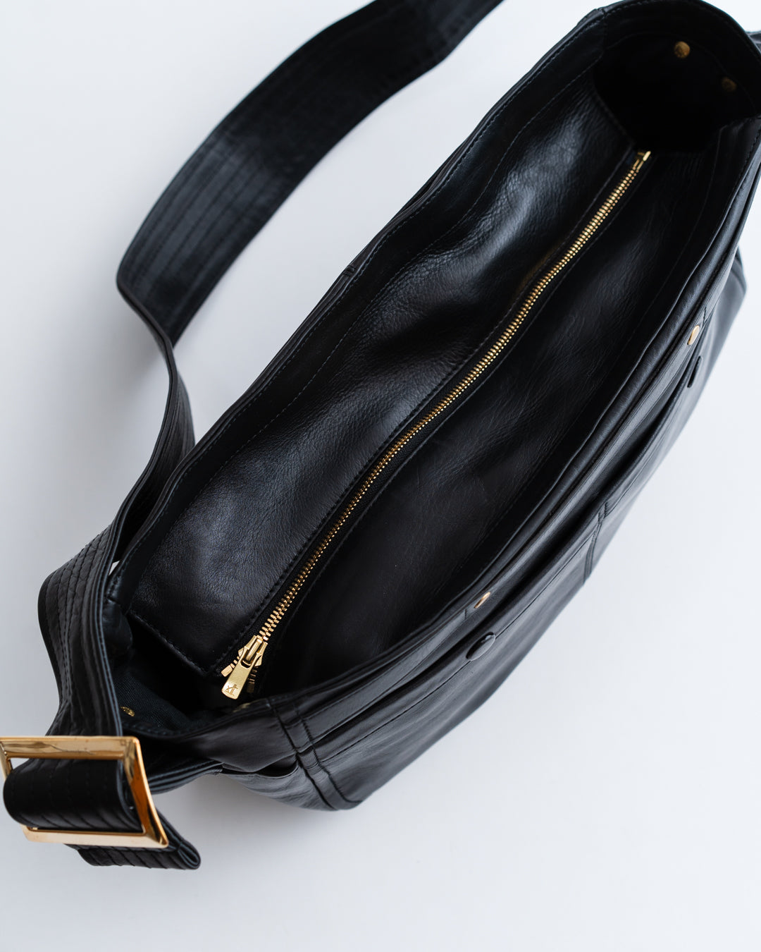 通販] CCU(シーシーユー) NEW NEWSPAPER BAG S 商品ページ – fazeone