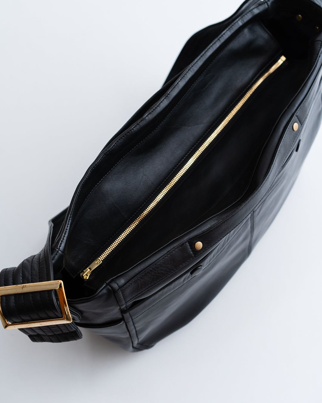 通販] CCU(シーシーユー) NEW NEWSPAPER BAG M 商品ページ – fazeone