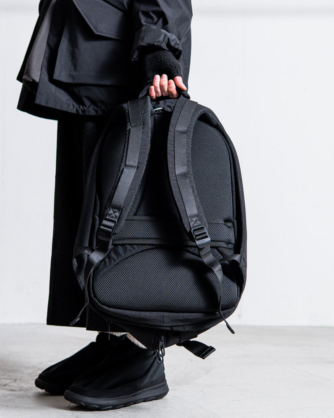 cote&ciel Isar M Round Carbon Black