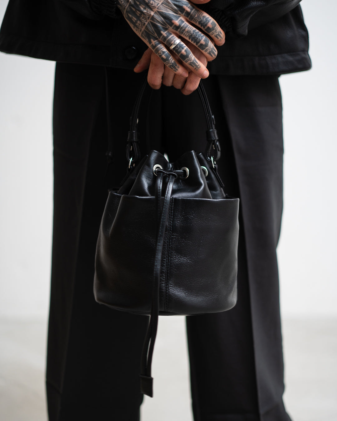 通販] CCU(シーシーユー) DRAWSTRING BAG - COW SKIN 商品ページ – fazeone