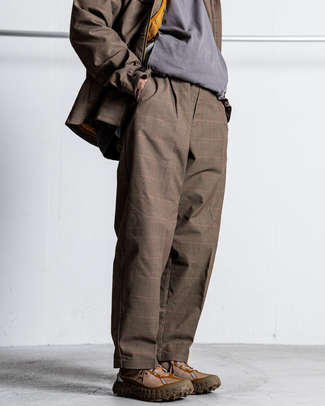【limited】HUNTING WORLD CRAFTED BY DESCENTE.LAB ATY STRETCH WOVEN ONE TUCK CURVE PANTS