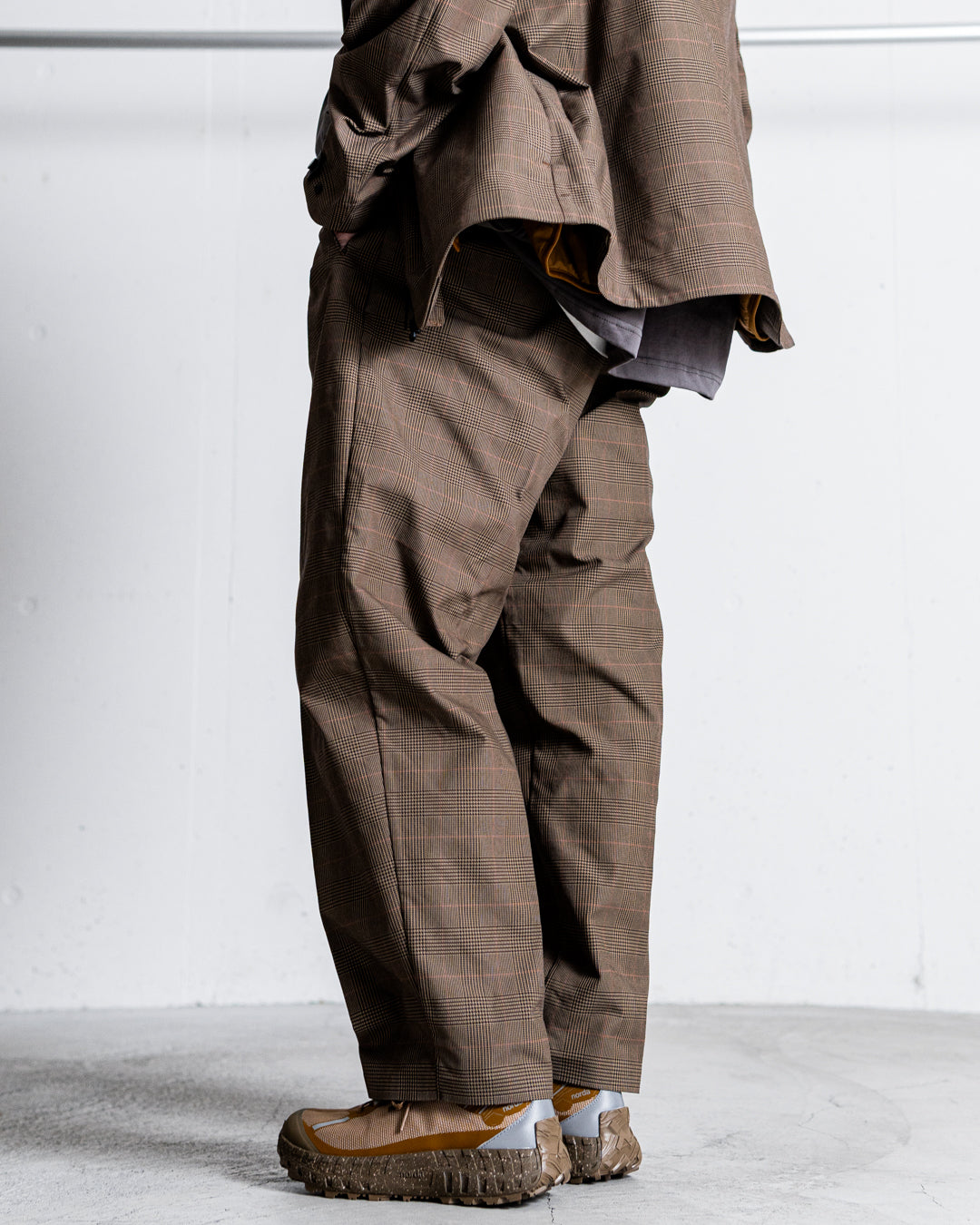 【limited】HUNTING WORLD CRAFTED BY DESCENTE.LAB ATY STRETCH WOVEN ONE TUCK CURVE PANTS