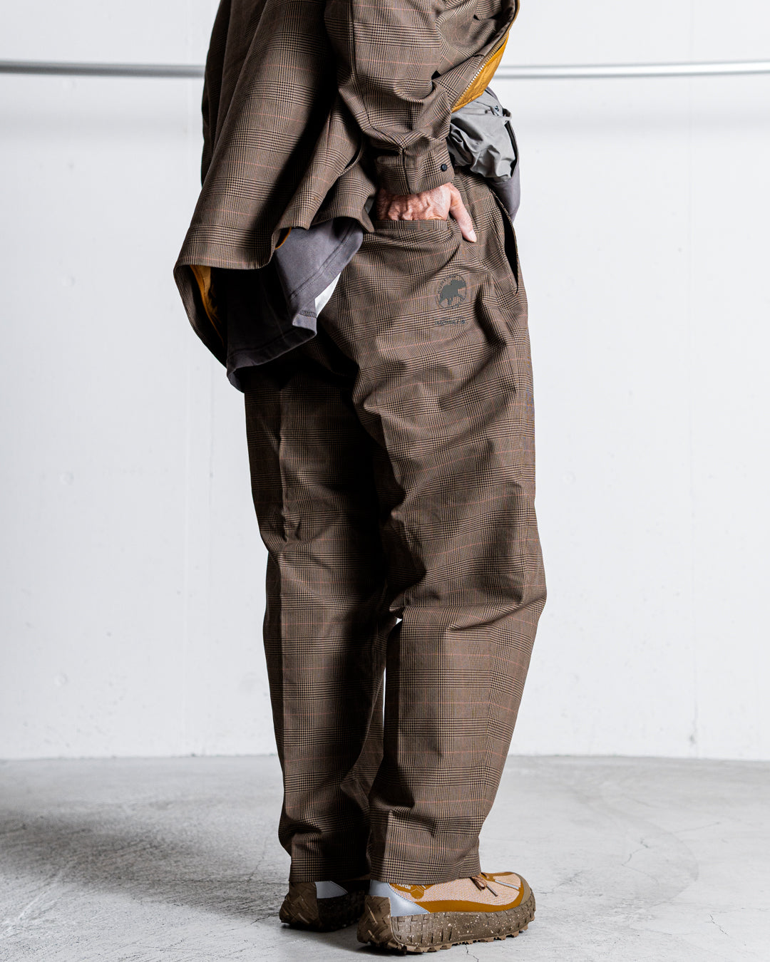【limited】HUNTING WORLD CRAFTED BY DESCENTE.LAB ATY STRETCH WOVEN ONE TUCK CURVE PANTS