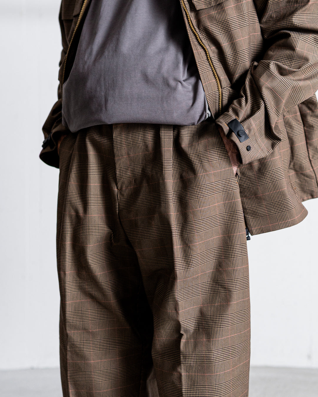 【limited】HUNTING WORLD CRAFTED BY DESCENTE.LAB ATY STRETCH WOVEN ONE TUCK CURVE PANTS