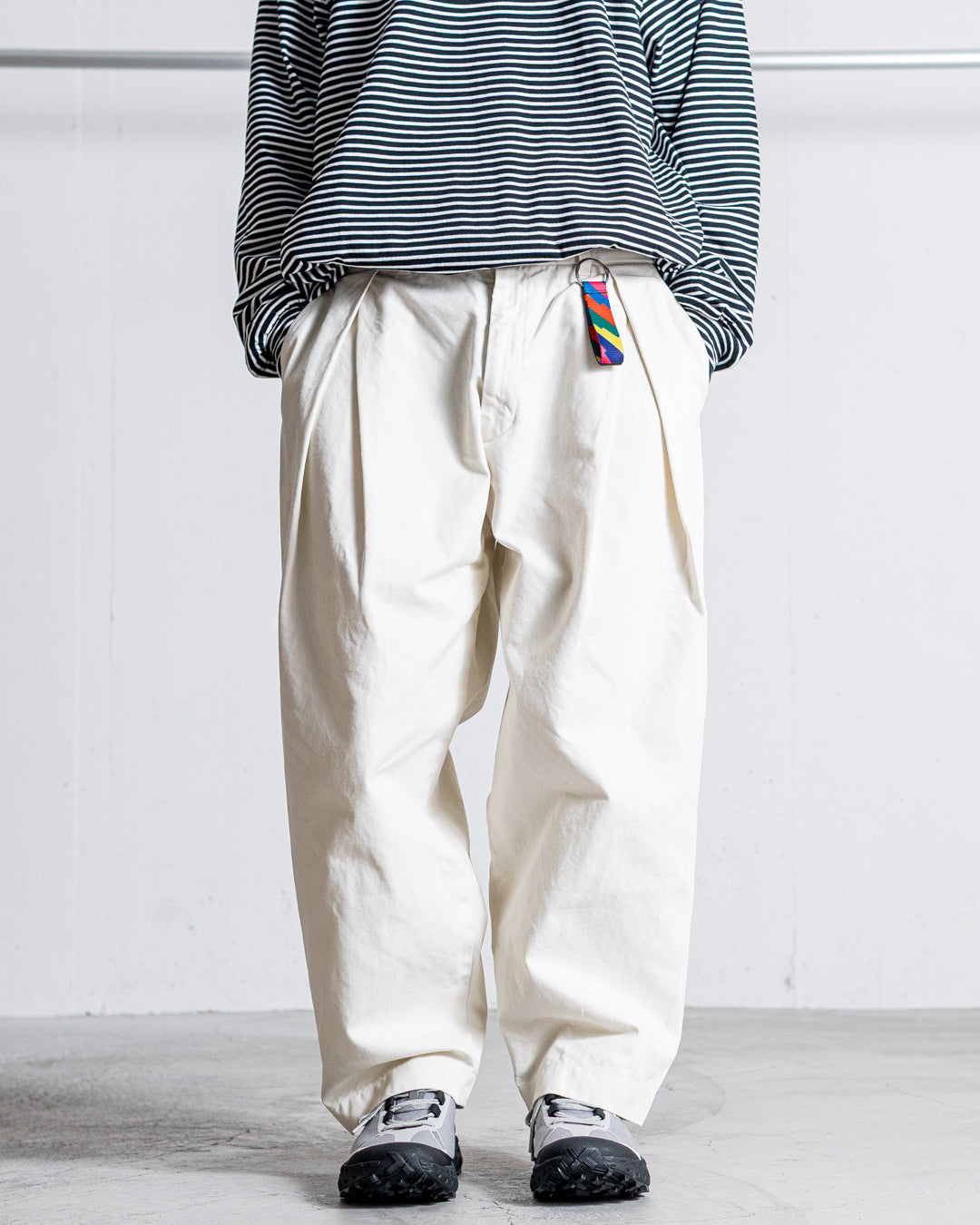 is-ness TWILL TUCK TROUSERS