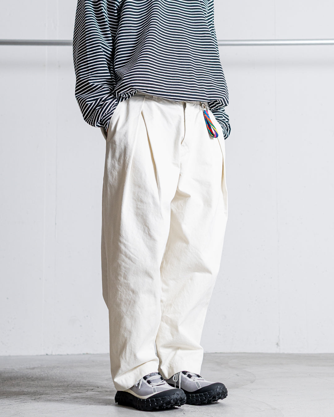 is-ness TWILL TUCK TROUSERS
