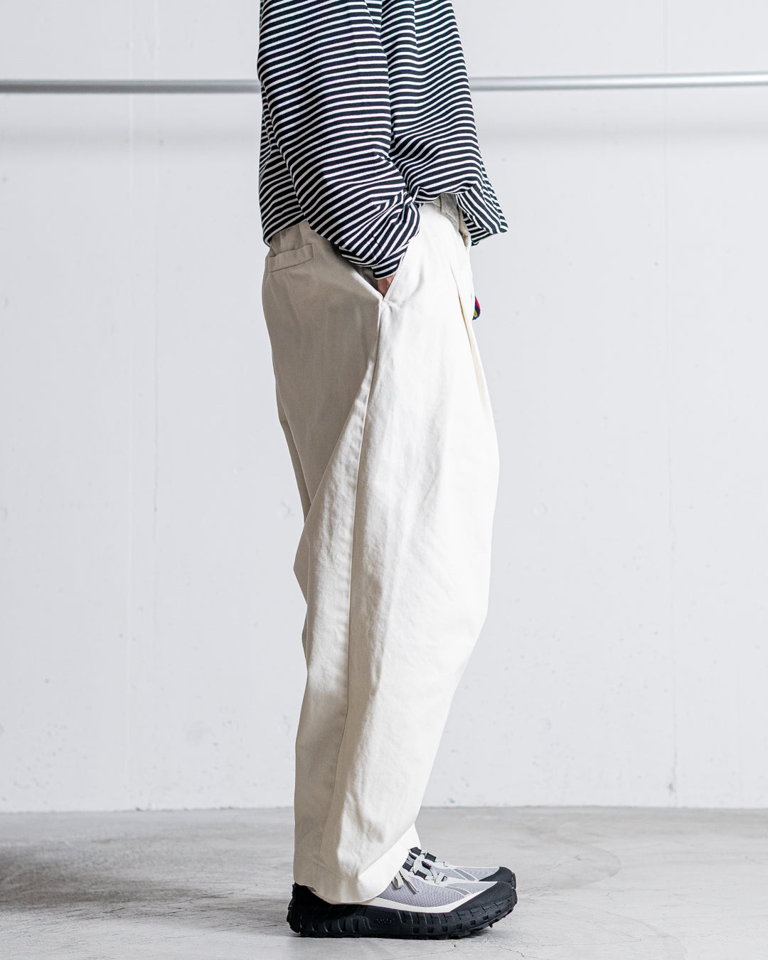 is-ness TWILL TUCK TROUSERS