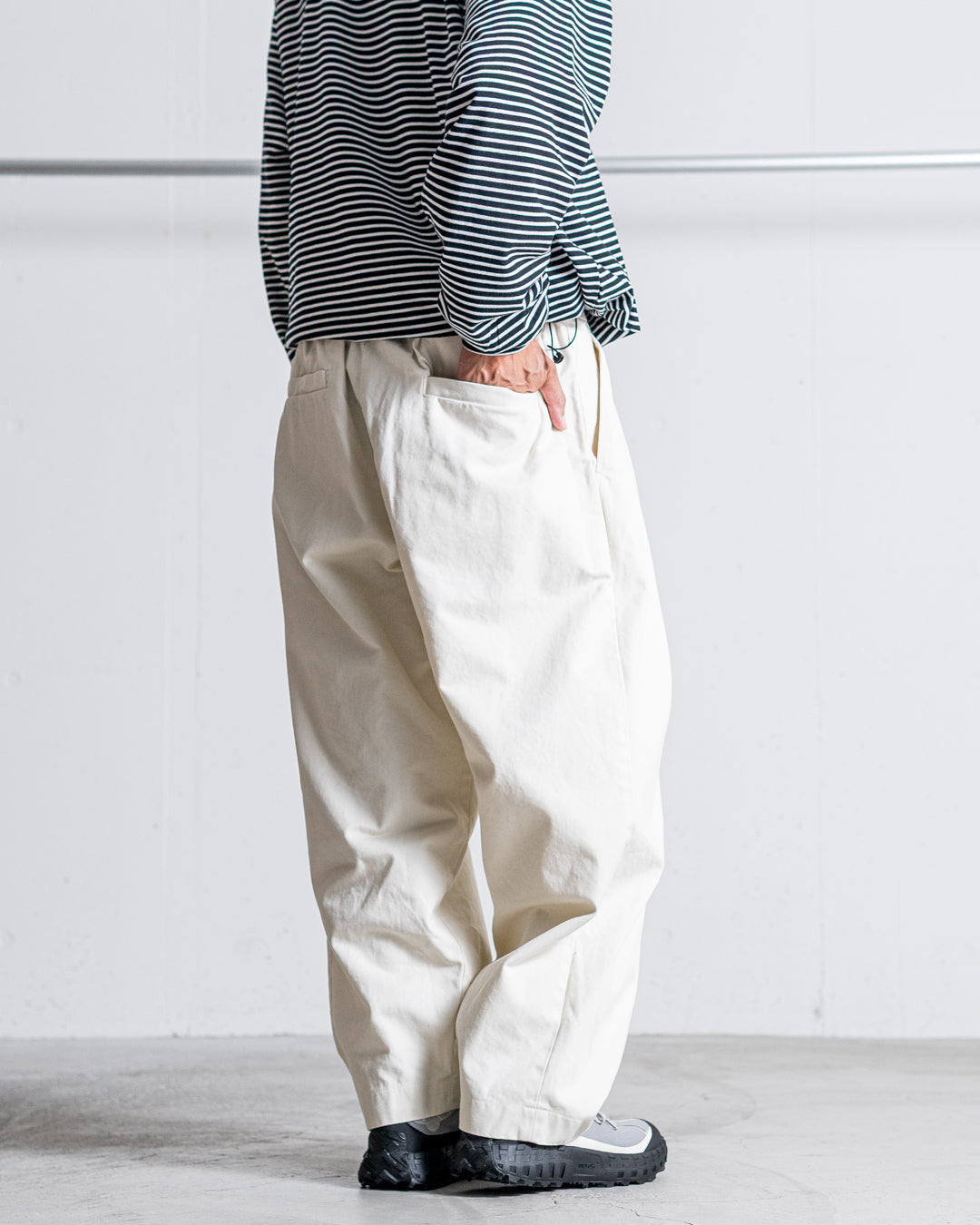 is-ness TWILL TUCK TROUSERS
