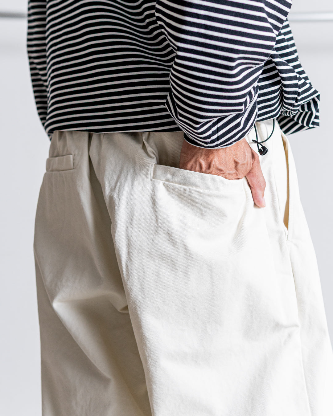 is-ness TWILL TUCK TROUSERS