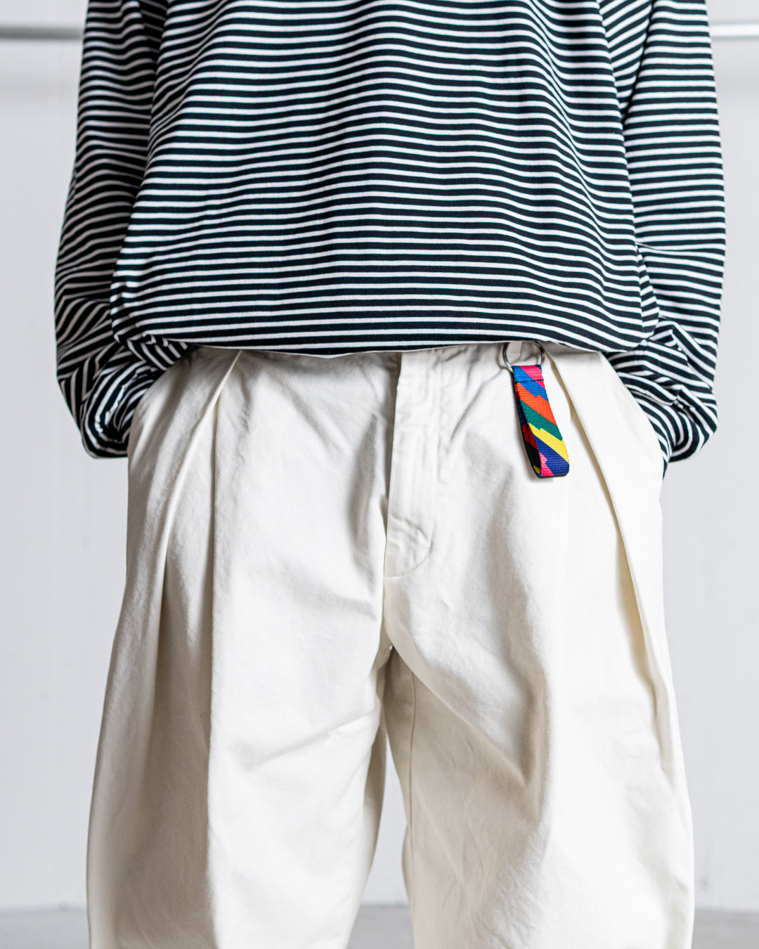 is-ness TWILL TUCK TROUSERS