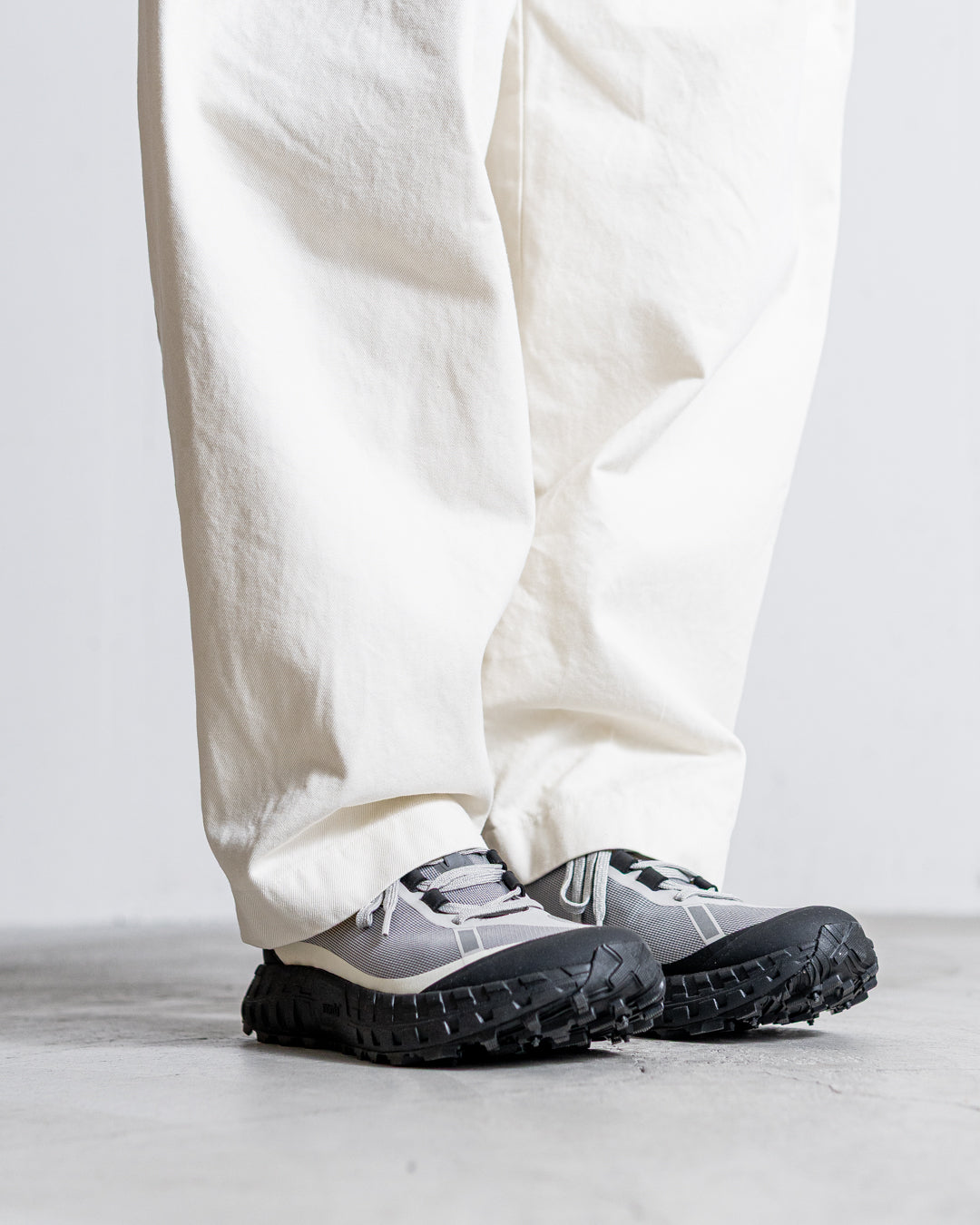is-ness TWILL TUCK TROUSERS
