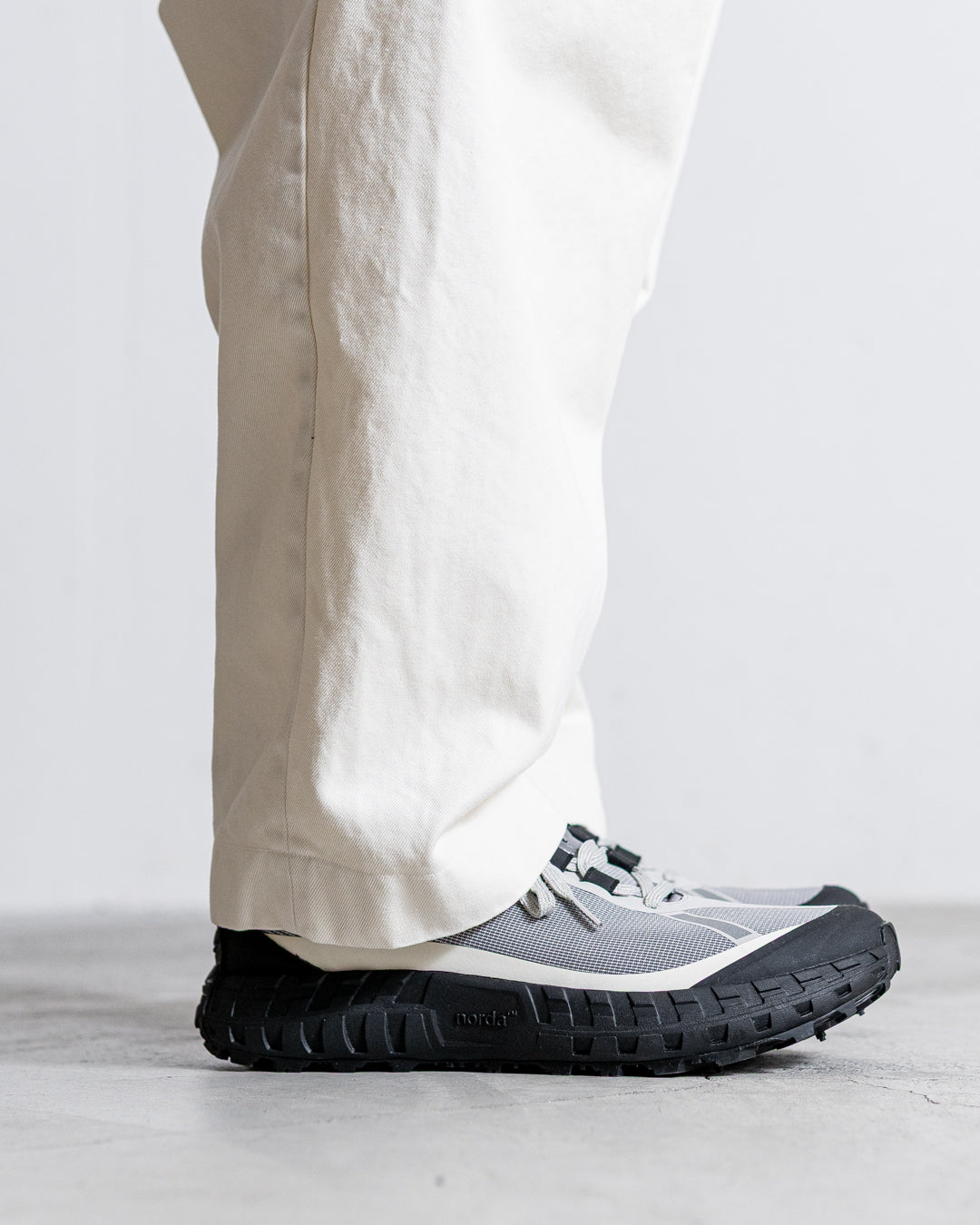 is-ness TWILL TUCK TROUSERS