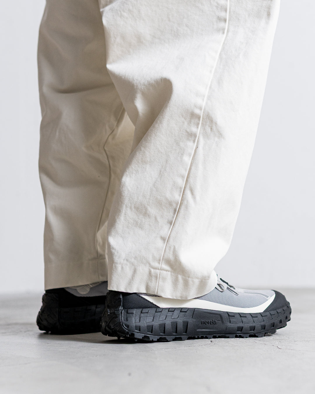 is-ness TWILL TUCK TROUSERS