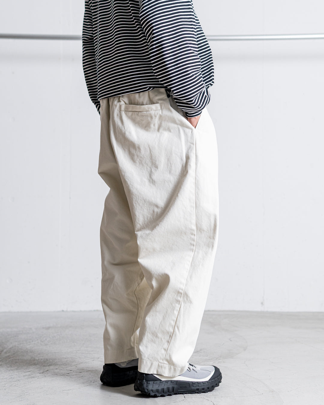 is-ness TWILL TUCK TROUSERS