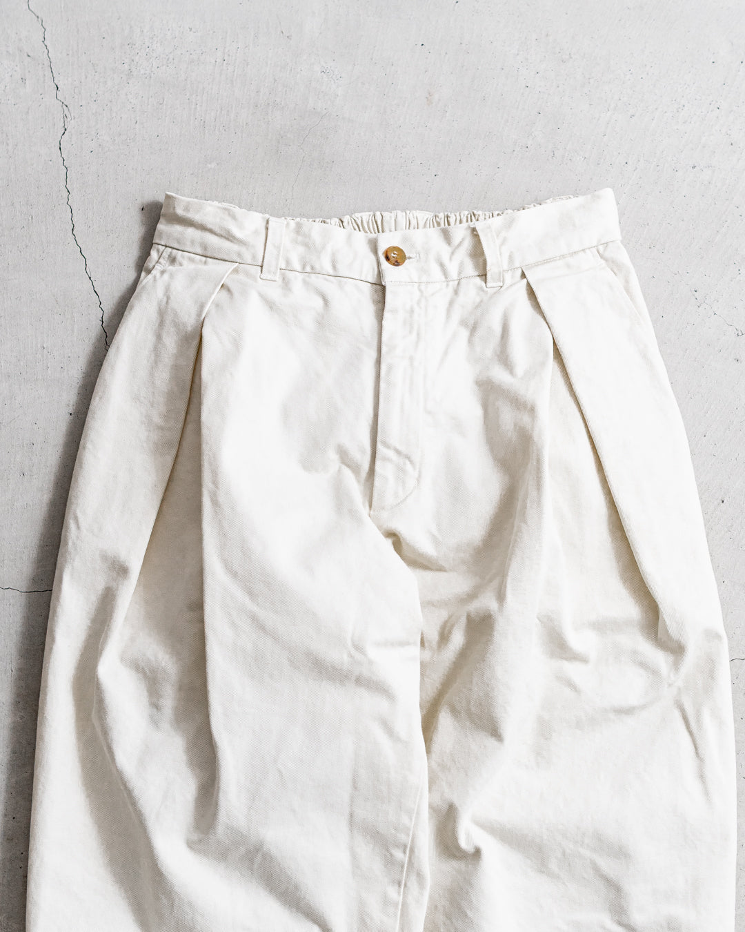 is-ness TWILL TUCK TROUSERS