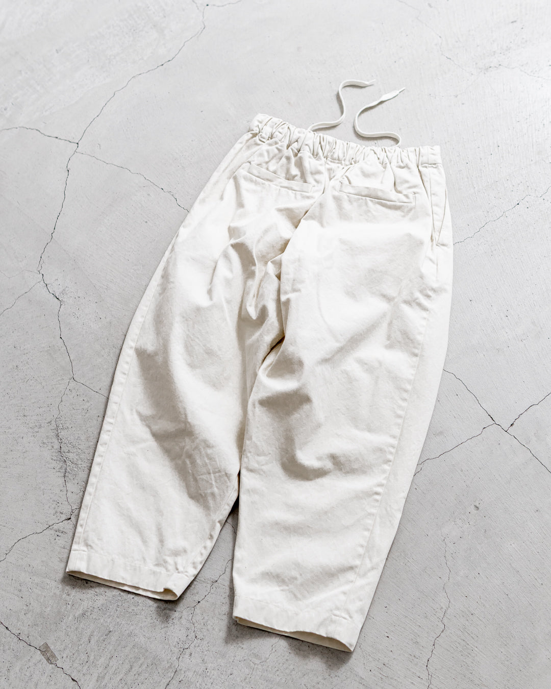 is-ness TWILL TUCK TROUSERS