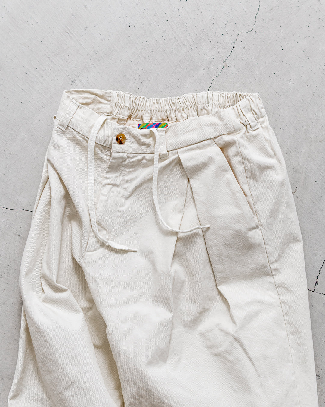 is-ness TWILL TUCK TROUSERS