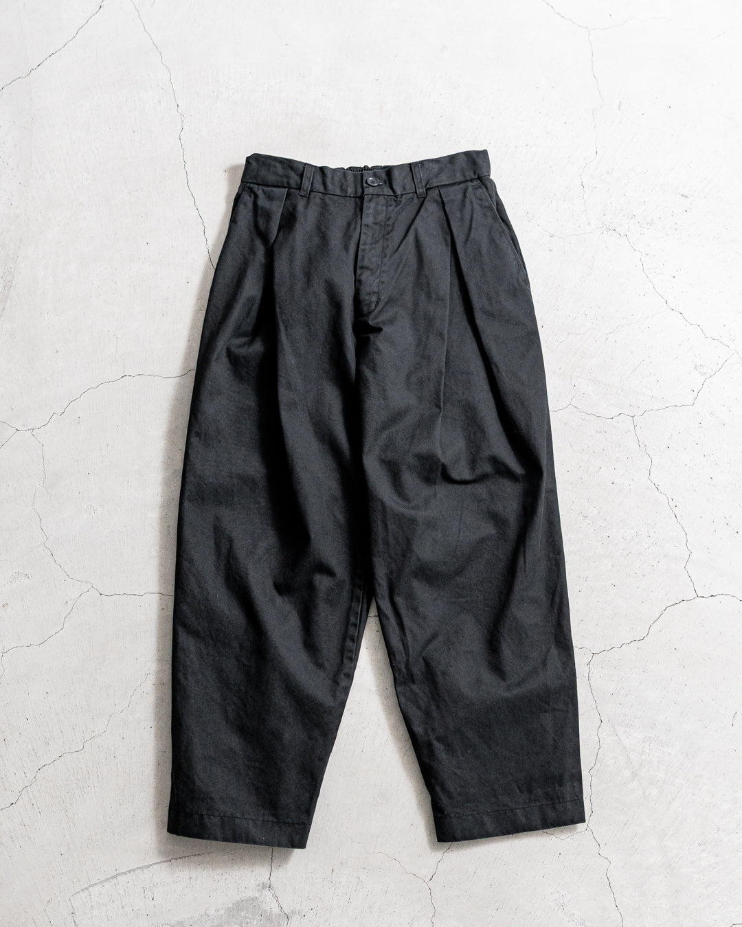is-ness TWILL TUCK TROUSERS