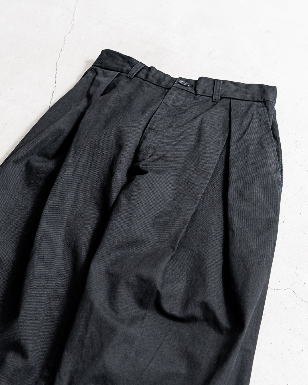is-ness TWILL TUCK TROUSERS