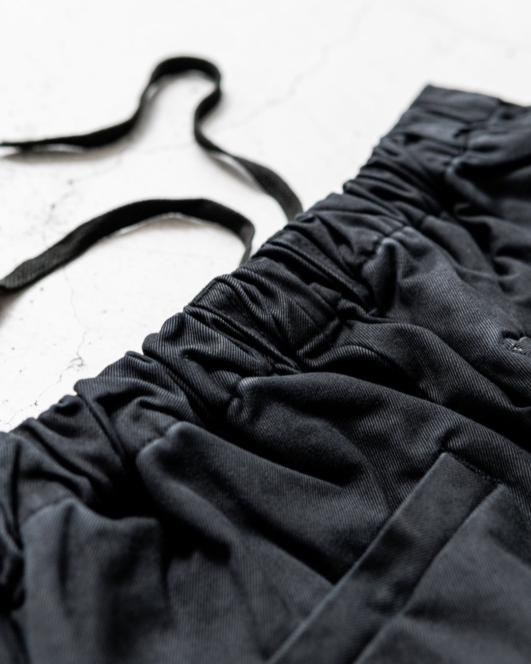 is-ness TWILL TUCK TROUSERS