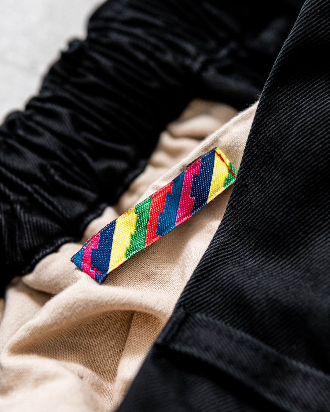 is-ness TWILL TUCK TROUSERS