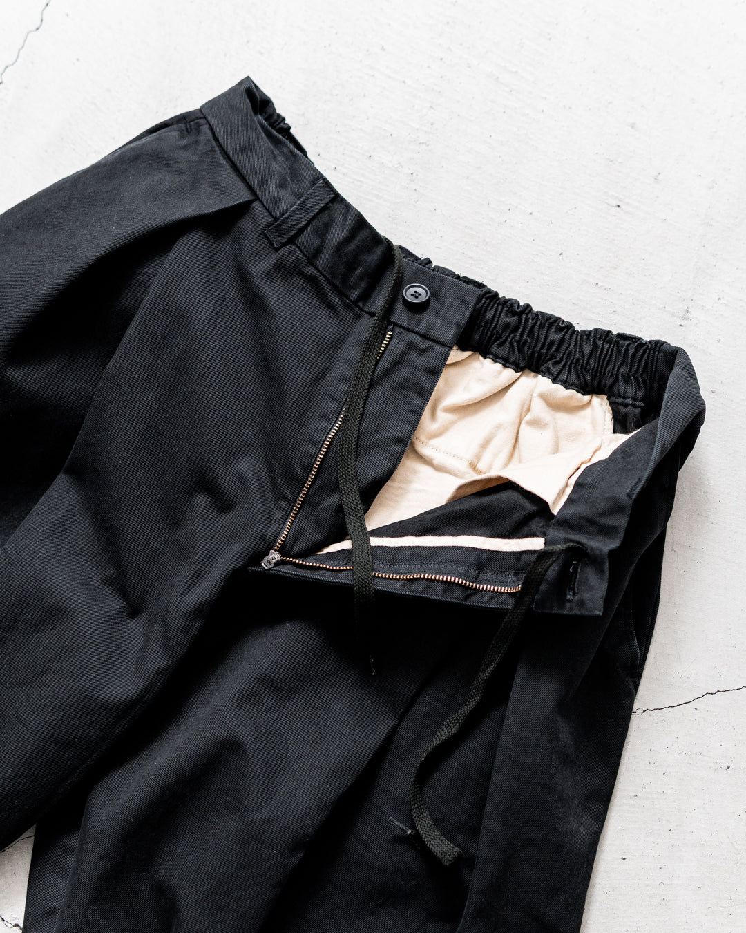 is-ness TWILL TUCK TROUSERS
