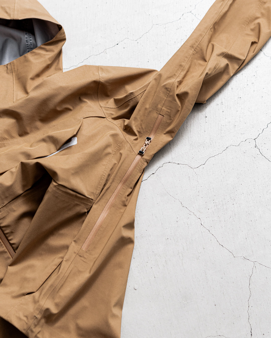 【limited】HUNTING WORLD CRAFTED BY DESCENTE.LAB HARD SHELL ASYMMETRY FIELD JACKET