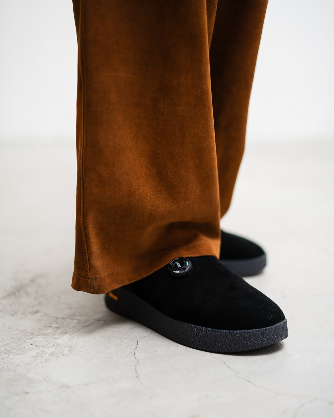 【EXCLUSIVE ITEM】CCU NEW WIDE FIT SLACKS - SUEDE