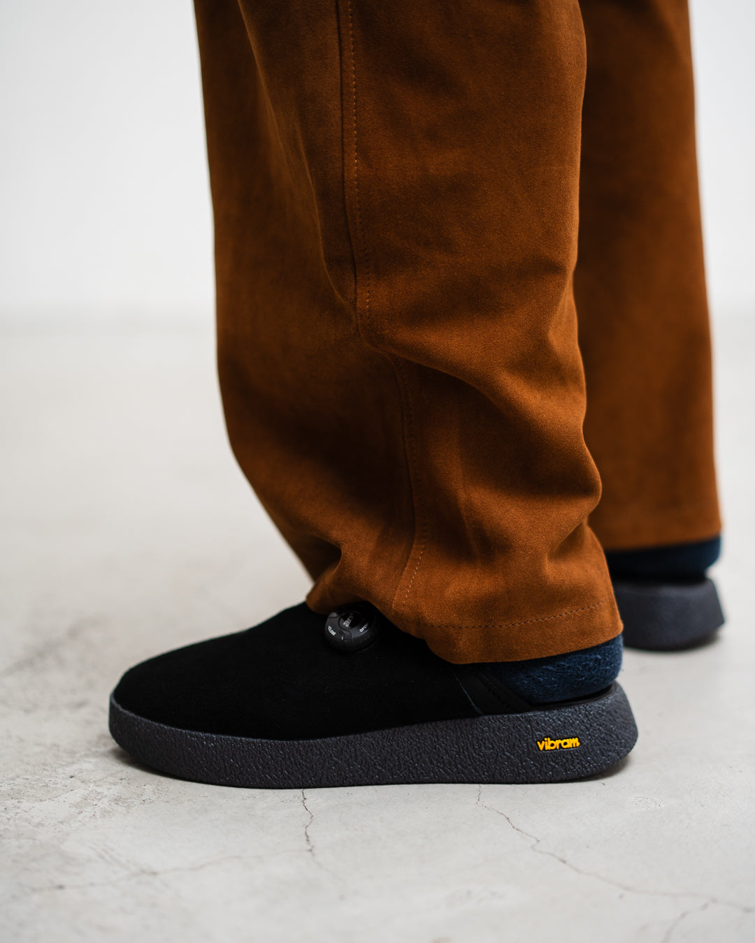 【EXCLUSIVE ITEM】CCU NEW WIDE FIT SLACKS - SUEDE