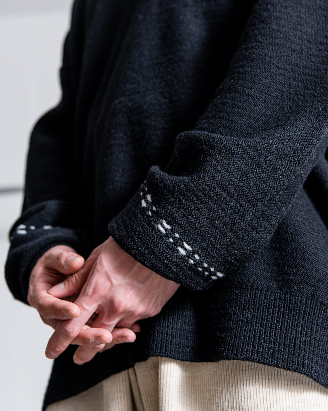 UNTRACE V-NECK PULLOVER KNIT_209