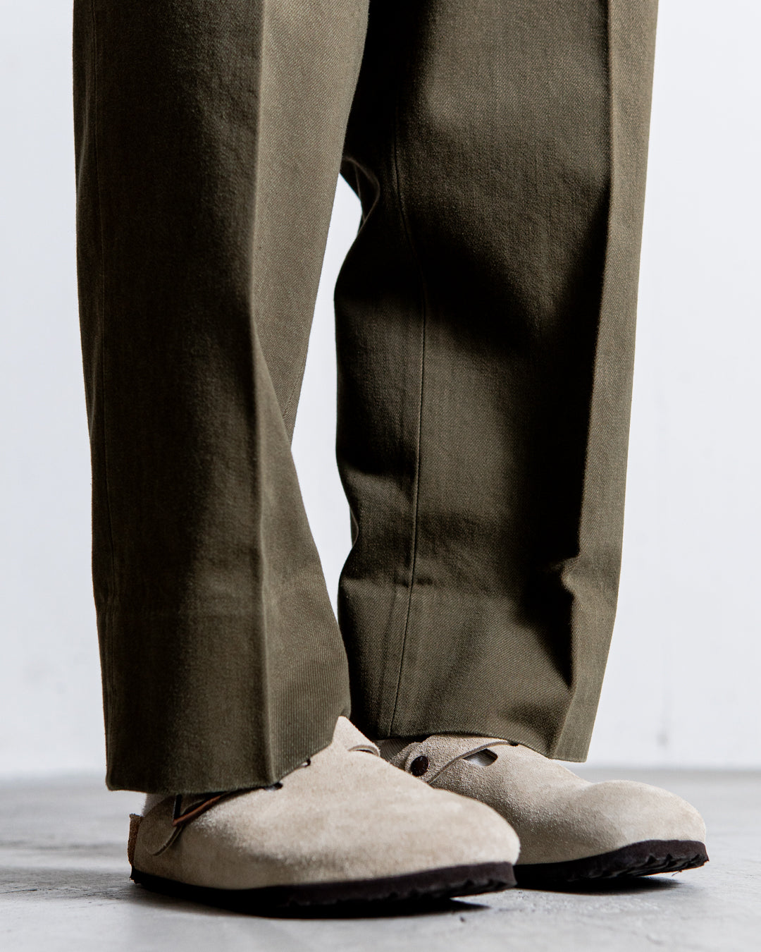 INTERIM HEAVY PIMA TWILL 1-TUCK FRENCH ARMY WIDE TAPERED TROUSER