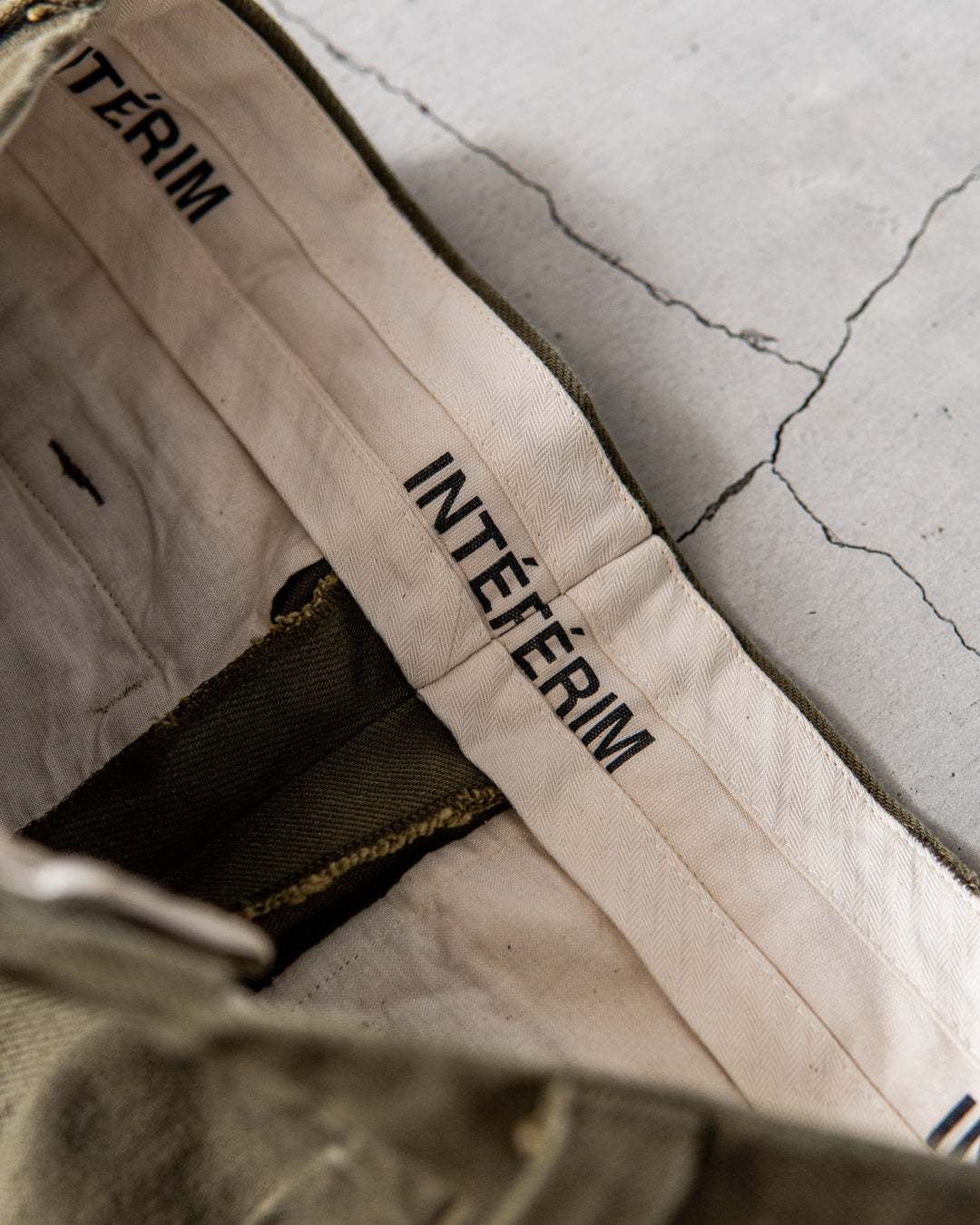 INTERIM HEAVY PIMA TWILL 1-TUCK FRENCH ARMY WIDE TAPERED TROUSER